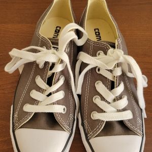 Converse low top size 5.5 Youth